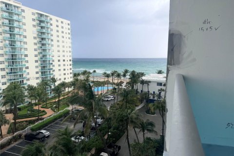 Condo in Hollywood, Florida, 1 bedroom  № 2053067 - photo 2