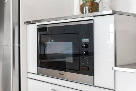 Condo in Miami Beach, Florida, 2 bedrooms  № 2022954 - photo 22