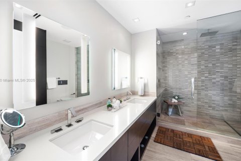 Condo in Miami Beach, Florida, 2 bedrooms  № 2022954 - photo 10