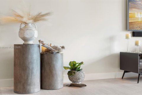 Condo in Miami Beach, Florida, 2 bedrooms  № 2022954 - photo 26