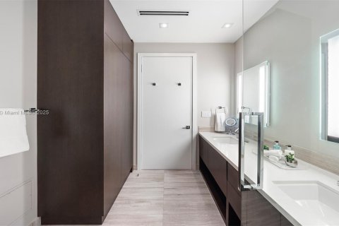 Condo in Miami Beach, Florida, 2 bedrooms  № 2022954 - photo 8