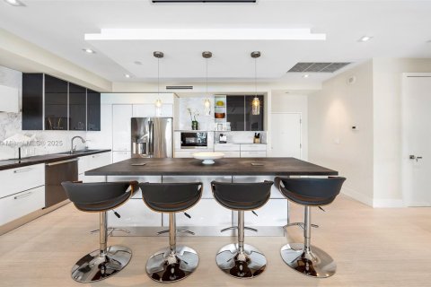 Condo in Miami Beach, Florida, 2 bedrooms  № 2022954 - photo 4