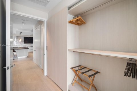 Condo in Miami Beach, Florida, 2 bedrooms  № 2022954 - photo 27