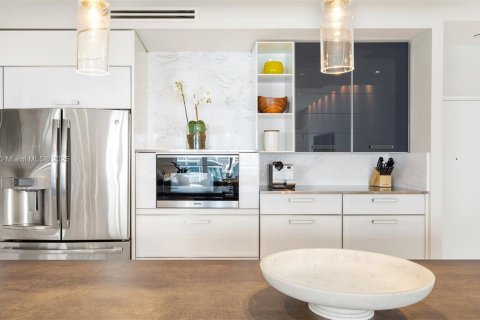 Condo in Miami Beach, Florida, 2 bedrooms  № 2022954 - photo 28