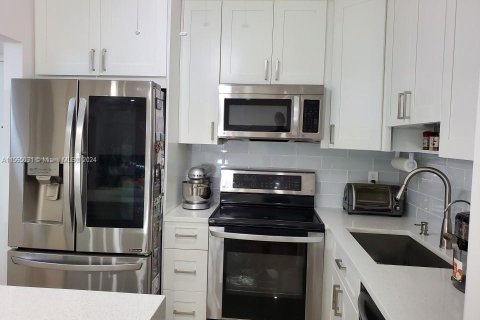 Condo in Pompano Beach, Florida, 2 bedrooms  № 1935098 - photo 5