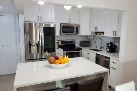 Condo in Pompano Beach, Florida, 2 bedrooms  № 1935098 - photo 3