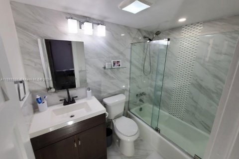 Condo in Pompano Beach, Florida, 2 bedrooms  № 1935098 - photo 18