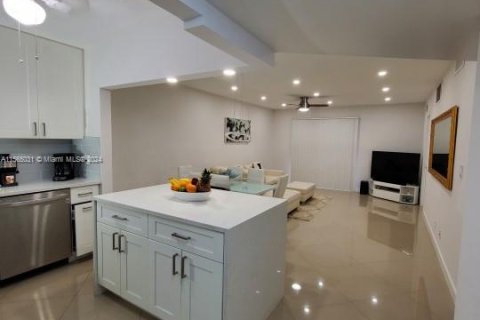 Condo in Pompano Beach, Florida, 2 bedrooms  № 1935098 - photo 14