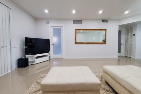 Condo in Pompano Beach, Florida, 2 bedrooms  № 1935098 - photo 13