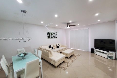 Condo in Pompano Beach, Florida, 2 bedrooms  № 1935098 - photo 12