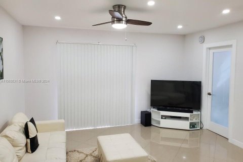 Condo in Pompano Beach, Florida, 2 bedrooms  № 1935098 - photo 11