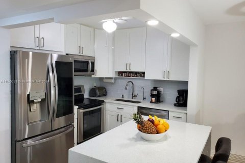 Condo in Pompano Beach, Florida, 2 bedrooms  № 1935098 - photo 2