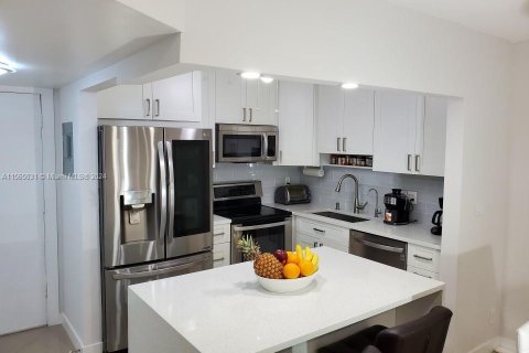 Condo in Pompano Beach, Florida, 2 bedrooms  № 1935098 - photo 6