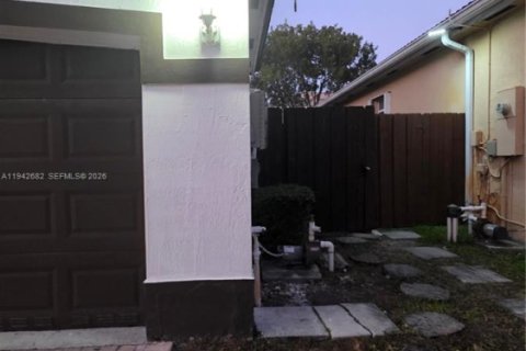 Immobilier commercial à louer à Homestead, Floride: 1 chambre, 144 m2 № 1999184 - photo 2