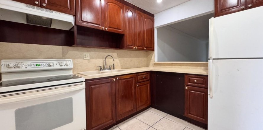 Condominio en Miami Gardens, Florida, 2 dormitorios № 1926455