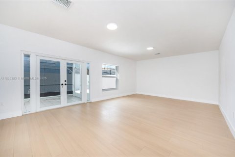 House in Miami, Florida 4 bedrooms, 217.39 sq.m. № 1931656 - photo 9