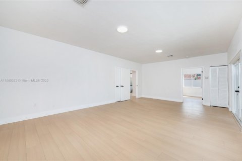 House in Miami, Florida 4 bedrooms, 217.39 sq.m. № 1931656 - photo 10