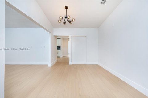 House in Miami, Florida 4 bedrooms, 217.39 sq.m. № 1931656 - photo 4