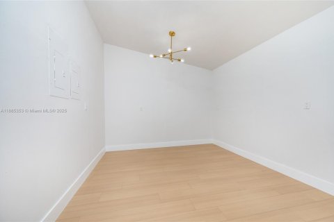 House in Miami, Florida 4 bedrooms, 217.39 sq.m. № 1931656 - photo 15