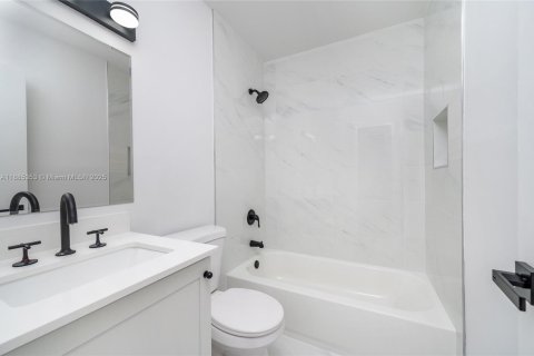 House in Miami, Florida 4 bedrooms, 217.39 sq.m. № 1931656 - photo 11