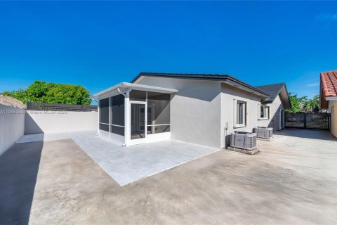 House in Miami, Florida 4 bedrooms, 217.39 sq.m. № 1931656 - photo 13