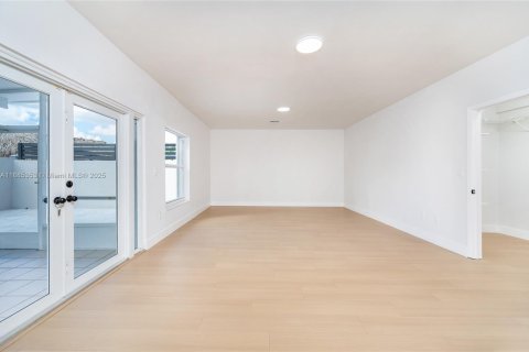 House in Miami, Florida 4 bedrooms, 217.39 sq.m. № 1931656 - photo 24