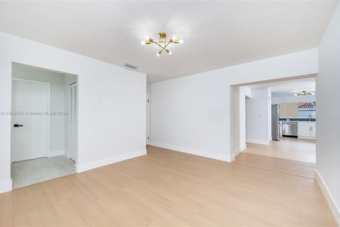 House in Miami, Florida 4 bedrooms, 217.39 sq.m. № 1931656 - photo 16