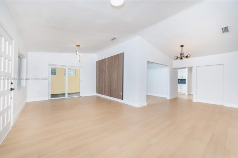 House in Miami, Florida 4 bedrooms, 217.39 sq.m. № 1931656 - photo 22