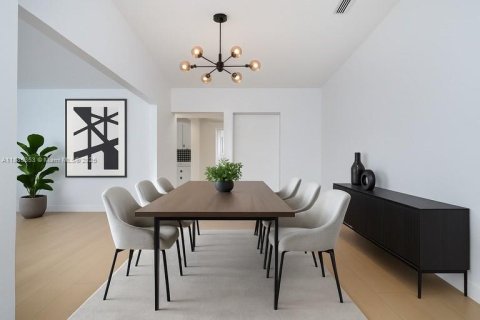 House in Miami, Florida 4 bedrooms, 217.39 sq.m. № 1931656 - photo 5