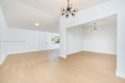 House in Miami, Florida 4 bedrooms, 217.39 sq.m. № 1931656 - photo 6