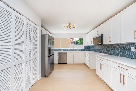 House in Miami, Florida 4 bedrooms, 217.39 sq.m. № 1931656 - photo 18