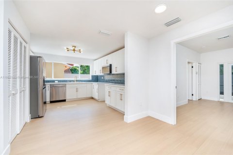 House in Miami, Florida 4 bedrooms, 217.39 sq.m. № 1931656 - photo 17