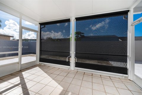 House in Miami, Florida 4 bedrooms, 217.39 sq.m. № 1931656 - photo 14