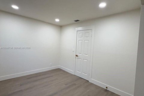 House in Coral Springs, Florida 4 bedrooms, 163.6 sq.m. № 2407617 - photo 12