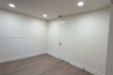 House in Coral Springs, Florida 4 bedrooms, 163.6 sq.m. № 2407617 - photo 6