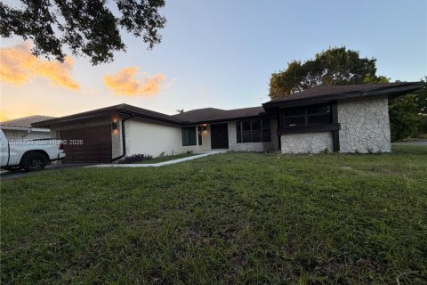 House in Coral Springs, Florida 4 bedrooms, 163.6 sq.m. № 2407617 - photo 2