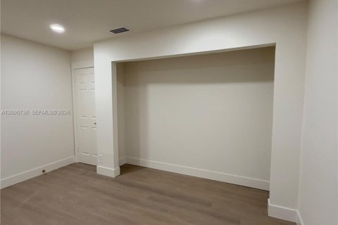 House in Coral Springs, Florida 4 bedrooms, 163.6 sq.m. № 2407617 - photo 5