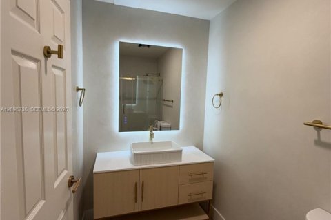 House in Coral Springs, Florida 4 bedrooms, 163.6 sq.m. № 2407617 - photo 3