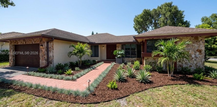 House in Coral Springs, Florida 4 bedrooms, 163.6 sq.m. № 2407617
