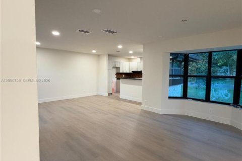 House in Coral Springs, Florida 4 bedrooms, 163.6 sq.m. № 2407617 - photo 15