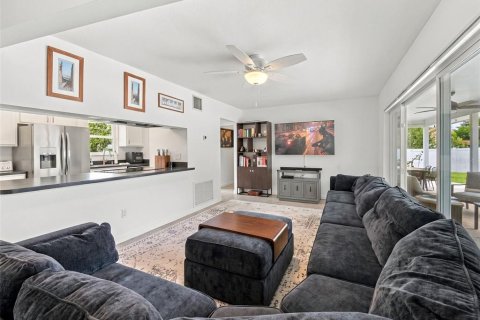 Casa en venta en Orlando, Florida, 4 dormitorios, 190.17 m2 № 2386553 - foto 3