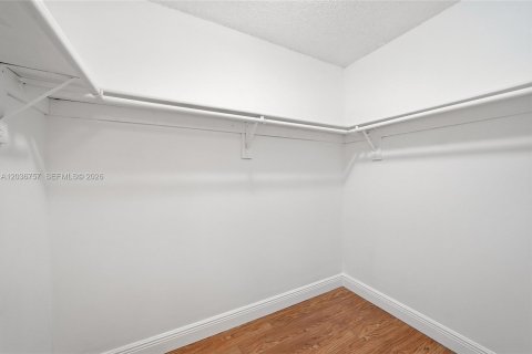 Condo in Miami Beach, Florida, 2 bedrooms № 2088253 - photo 11