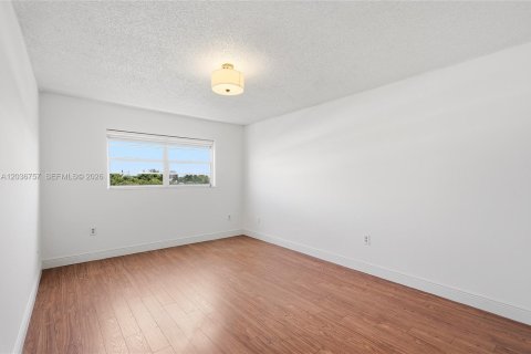 Condo in Miami Beach, Florida, 2 bedrooms № 2088253 - photo 9