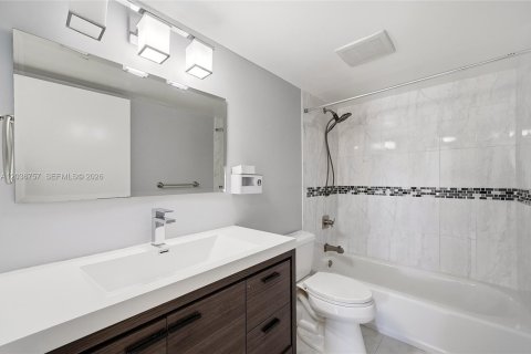 Condo in Miami Beach, Florida, 2 bedrooms № 2088253 - photo 16