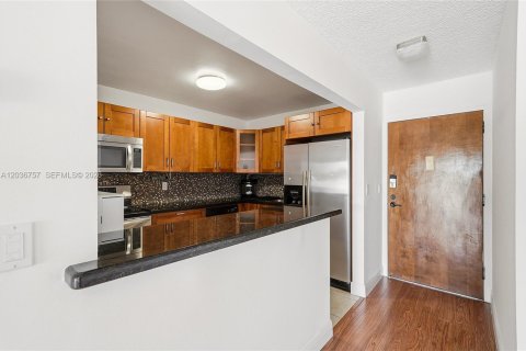 Condo in Miami Beach, Florida, 2 bedrooms № 2088253 - photo 19