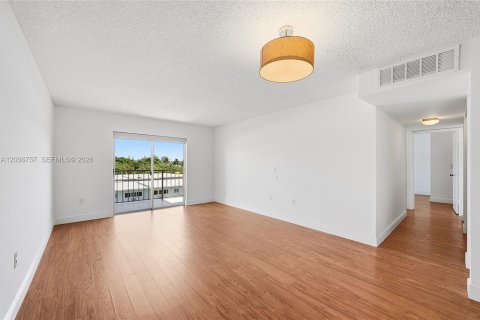 Condo in Miami Beach, Florida, 2 bedrooms № 2088253 - photo 4