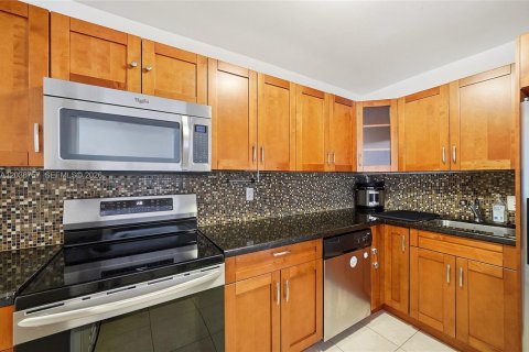 Condo in Miami Beach, Florida, 2 bedrooms № 2088253 - photo 17