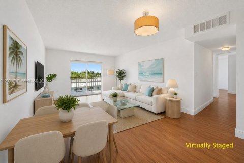 Condo in Miami Beach, Florida, 2 bedrooms № 2088253 - photo 2