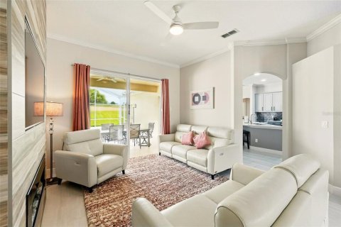 House in Davenport, Florida 4 bedrooms, 265.61 sq.m. № 1732440 - photo 7