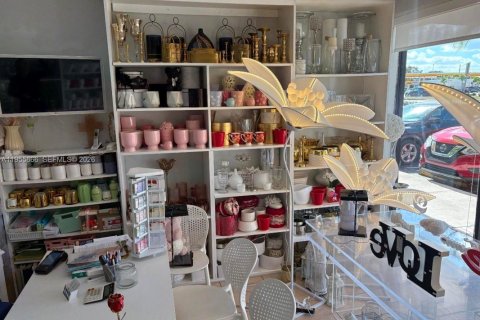 Propiedad comercial en venta en Miami, Florida № 2153436 - foto 1